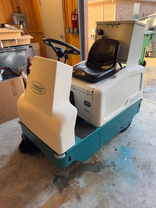 Refurbished Tennant 6100 | 30" Ride-On Sweeper | 2019