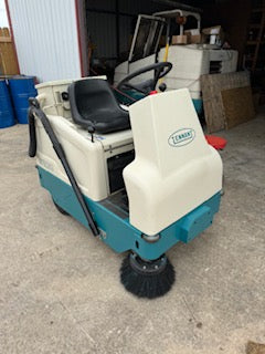 Refurbished Tennant 6100 | 30" Ride-On Sweeper, Battery